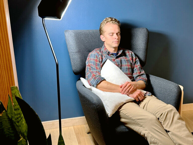 A student meditates in the veterans' mind spa at PSU